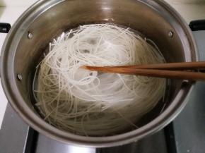 用筷子轻轻拨散烧开，放入少许冷水烧至馒头没有白心捞出来放入碗中