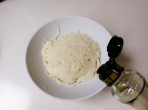 放入一勺香油拌匀