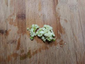 蒜瓣剥去皮拍成蒜泥