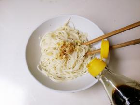 放入蒜泥，半小勺醋