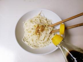 放入蒜泥，半小勺醋