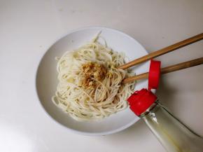 放入一勺生抽拌匀