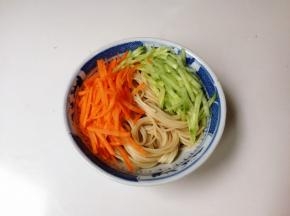 放入黄瓜丝