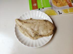 准备好一块太阳谷蒸烤鸡胸肉