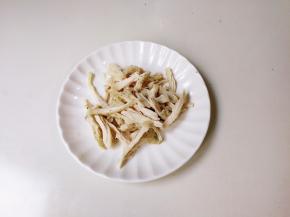 取出来稍微凉一下撕成丝