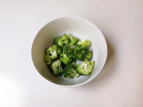 西兰花扳成小朵，淡盐水浸泡五分钟冲洗沥掉水