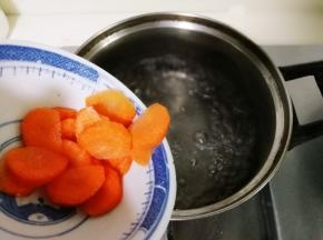 锅中水开，放入一小勺盐，几滴食用油，放入胡萝卜烧开