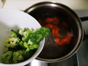 放入西兰花烧开