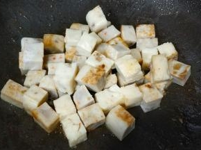 锅里热油，倒入萝卜糕粒