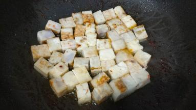 铺平慢煎至焦脆