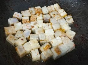 铺平慢煎至焦脆