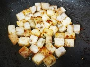 再翻面煎至焦脆