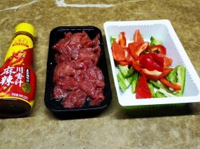 黄牛肉洗干净切片，彩椒洗净切片。