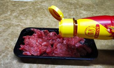 黄牛肉片倒入1勺豪吉川香汁、淀粉腌20分钟