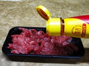黄牛肉片倒入1勺豪吉川香汁、淀粉腌20分钟