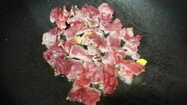 锅里热油放入姜片爆香，倒入黄牛肉片