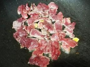 锅里热油放入姜片爆香，倒入黄牛肉片