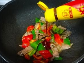 最后再挤上豪吉川香汁快速炒均匀即可