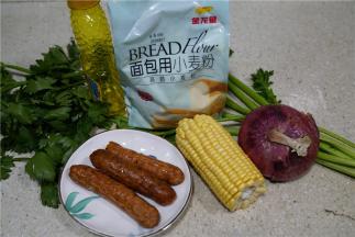 面包备料：金龙鱼面包用小麦粉500克，清水280克，酵母6克，玉米油40克，盐4克，鸡蛋2个，白糖50克

沙拉备料：香肠3条，玉米半个，洋葱半个，芹菜适量，千岛沙拉酱适量，马苏里拉芝士适量