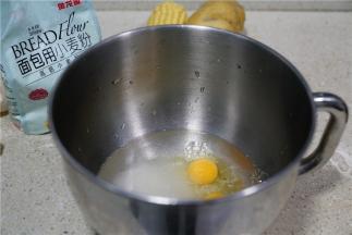 先来配做面包，除面粉，玉米油，酵母外，其它食材均入厨师机。