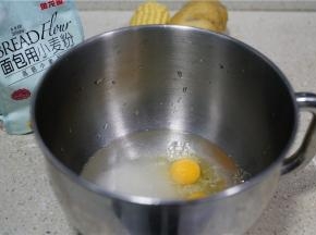 先来配做面包，除面粉，玉米油，酵母外，其它食材均入厨师机。