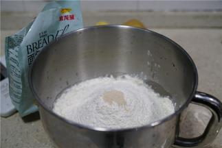 然后再将金龙鱼面包用小麦粉及酵母加至在里面。