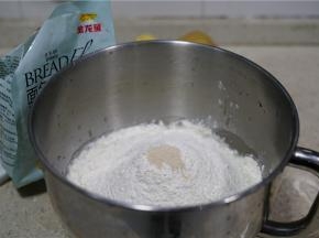 然后再将金龙鱼面包用小麦粉及酵母加至在里面。