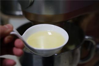 厨师机选择二档和面先揉至十分钟，然后再加入玉米油。