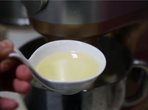 厨师机选择二档和面先揉至十分钟，然后再加入玉米油。