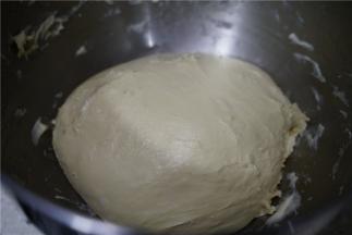 揉至面团光滑，看着微出膜，然后静放一下微微醒。