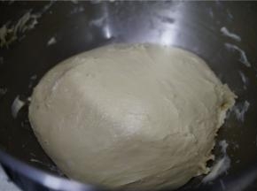 揉至面团光滑，看着微出膜，然后静放一下微微醒。