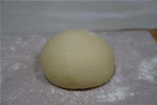 然后分半手揉至面团光滑，揉的时候要轻柔，整至面团圆滑，然后入八寸模具里进行醒发，记得模具里要放上一张烘焙纸防粘。