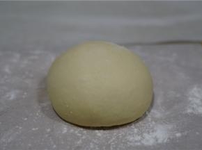 然后分半手揉至面团光滑，揉的时候要轻柔，整至面团圆滑，然后入八寸模具里进行醒发，记得模具里要放上一张烘焙纸防粘。