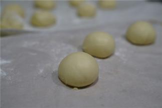 另外一半的面团就来做小型一点的面包胚。