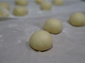 另外一半的面团就来做小型一点的面包胚。