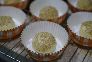 称揉好之后沾上芝麻，然后入纸托里面。