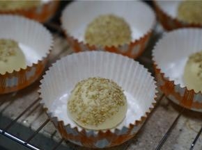 称揉好之后沾上芝麻，然后入纸托里面。