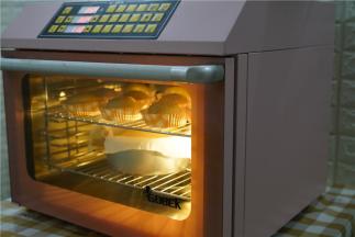 在分切面团的时候，就将烤箱先选择好发酵模式，加水先启动，然后再将揉配好的面团加入，醒发一个半小时。