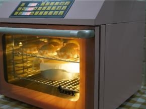 在分切面团的时候，就将烤箱先选择好发酵模式，加水先启动，然后再将揉配好的面团加入，醒发一个半小时。