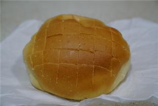 烤好后放凉 在面包表面切上对应的刀口。