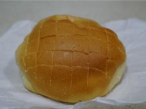 烤好后放凉 在面包表面切上对应的刀口。