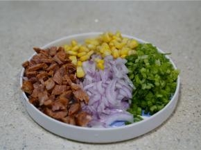 然后将沙拉馅调配好，如图只要玉米及香肠要提前焯一下，其它切好就可以。