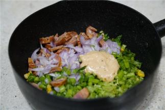 然后用千岛酱拌至食材挂味。