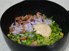 然后用千岛酱拌至食材挂味。