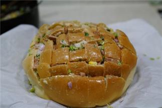 再将沙拉食材由少到多的填至到面包里面。