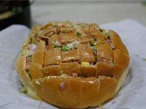 再将沙拉食材由少到多的填至到面包里面。