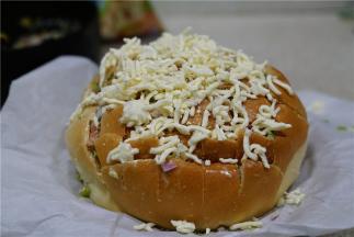 再洒上适量的芝士来点缀，要是有披萨草的可以再洒一点披萨草，那样子味道更出彩。