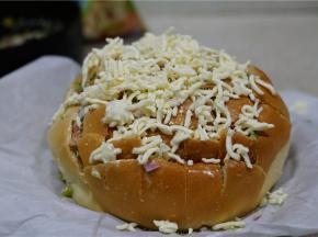 再洒上适量的芝士来点缀，要是有披萨草的可以再洒一点披萨草，那样子味道更出彩。