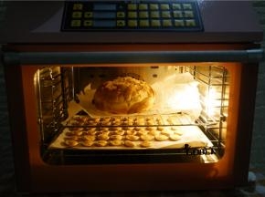 入烤箱155度烤20分钟就可以。