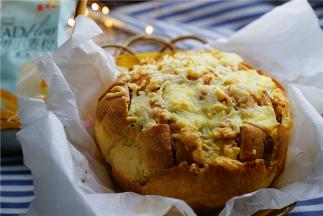 如图就是烤好的沙拉面包，味儿真的是好香呢，朋友们喜欢可以试一下，聚餐或是外出游玩，这样子带上一个吃着又香口感很是丰富哦。